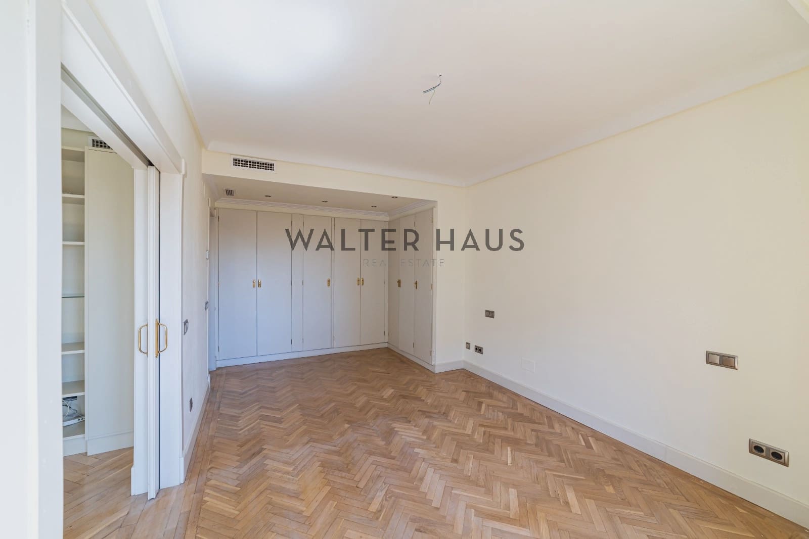 4 bedroom Flat for rent in Madrid city with pool garage - € 4,900 (Ref: 10046228)