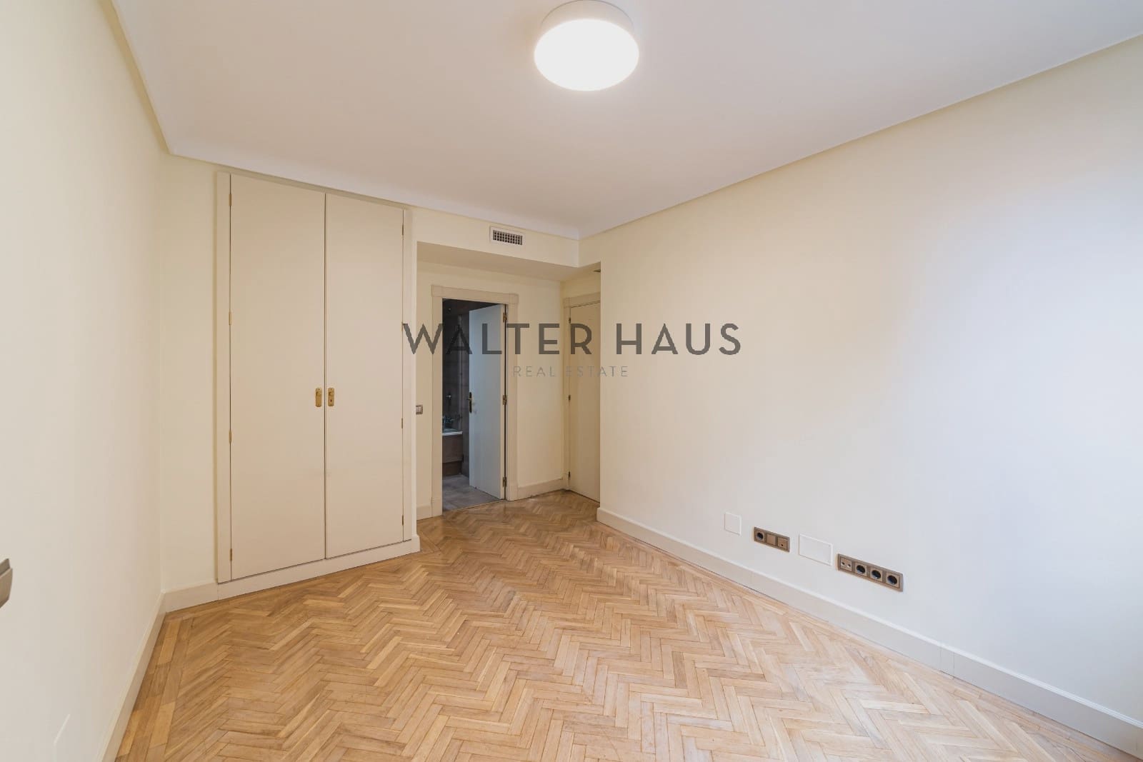 4 bedroom Flat for rent in Madrid city with pool garage - € 4,900 (Ref: 10046228)