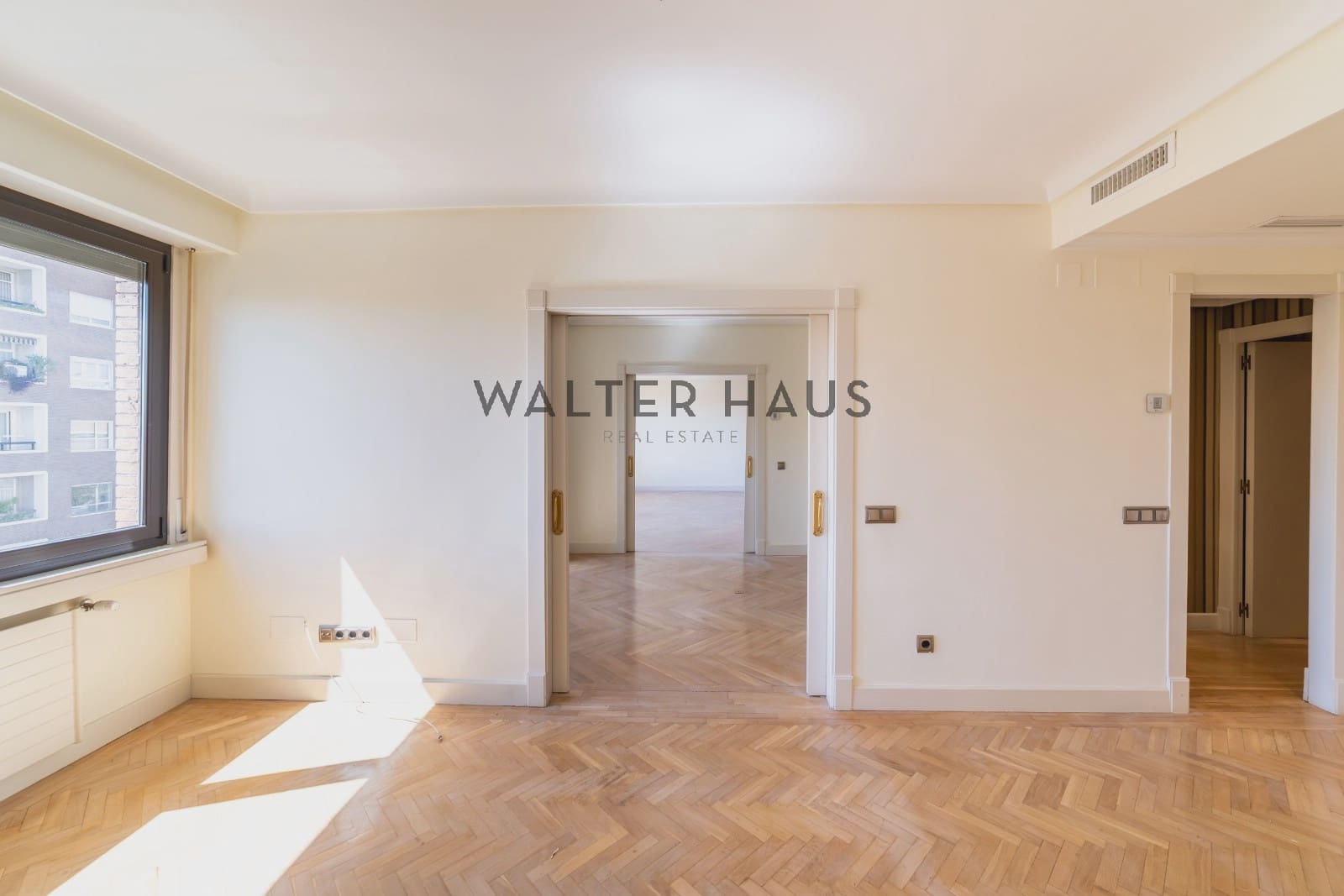 4 bedroom Flat for rent in Madrid city with pool garage - € 4,900 (Ref: 10046228)