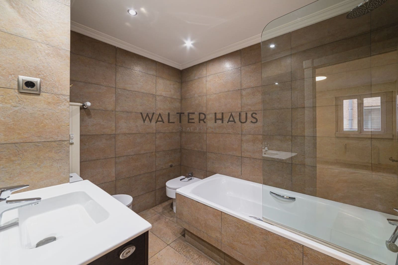 4 bedroom Flat for rent in Madrid city with pool garage - € 4,900 (Ref: 10046228)