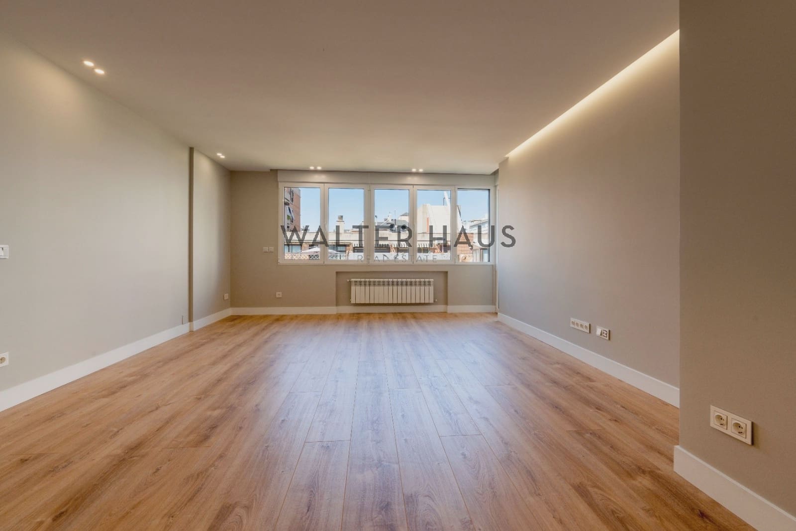 3 bedroom Flat for sale in Madrid city with garage - € 1,360,000 (Ref: 10130458)