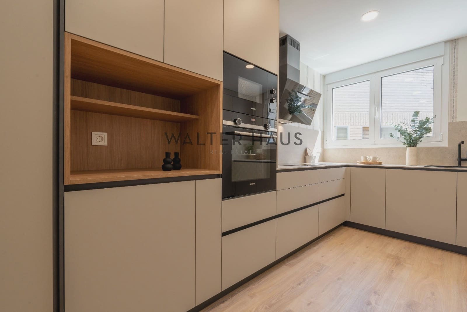 3 bedroom Flat for sale in Madrid city with garage - € 1,360,000 (Ref: 10130458)