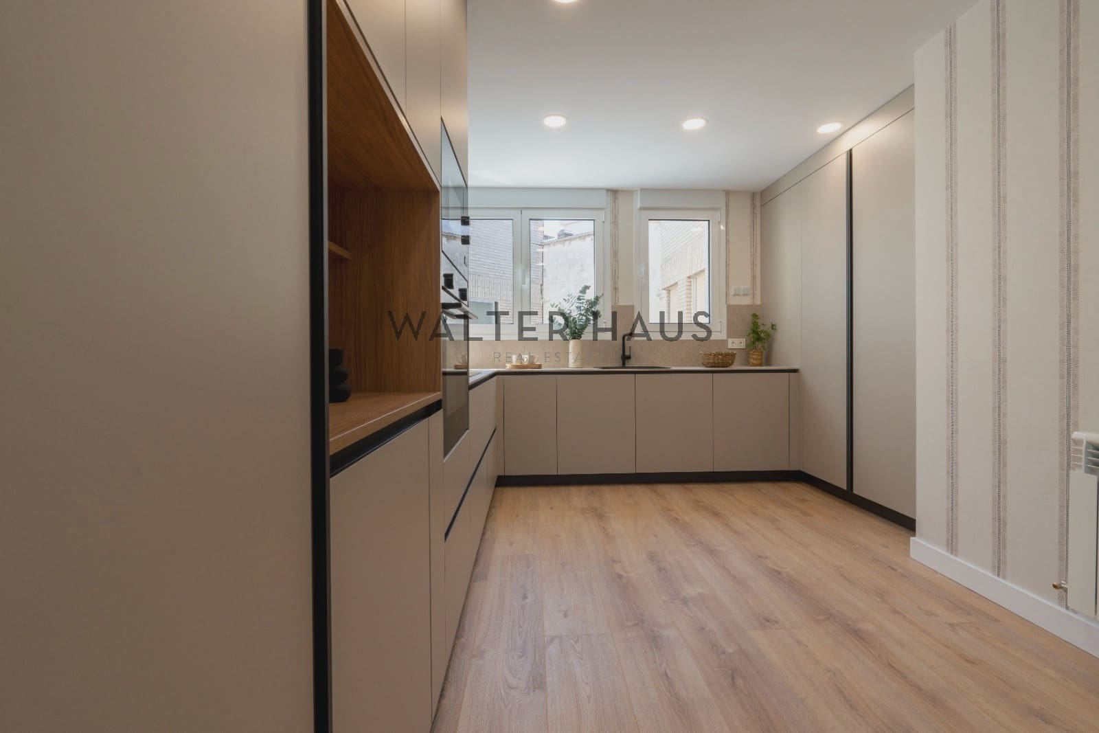 3 bedroom Flat for sale in Madrid city with garage - € 1,360,000 (Ref: 10130458)