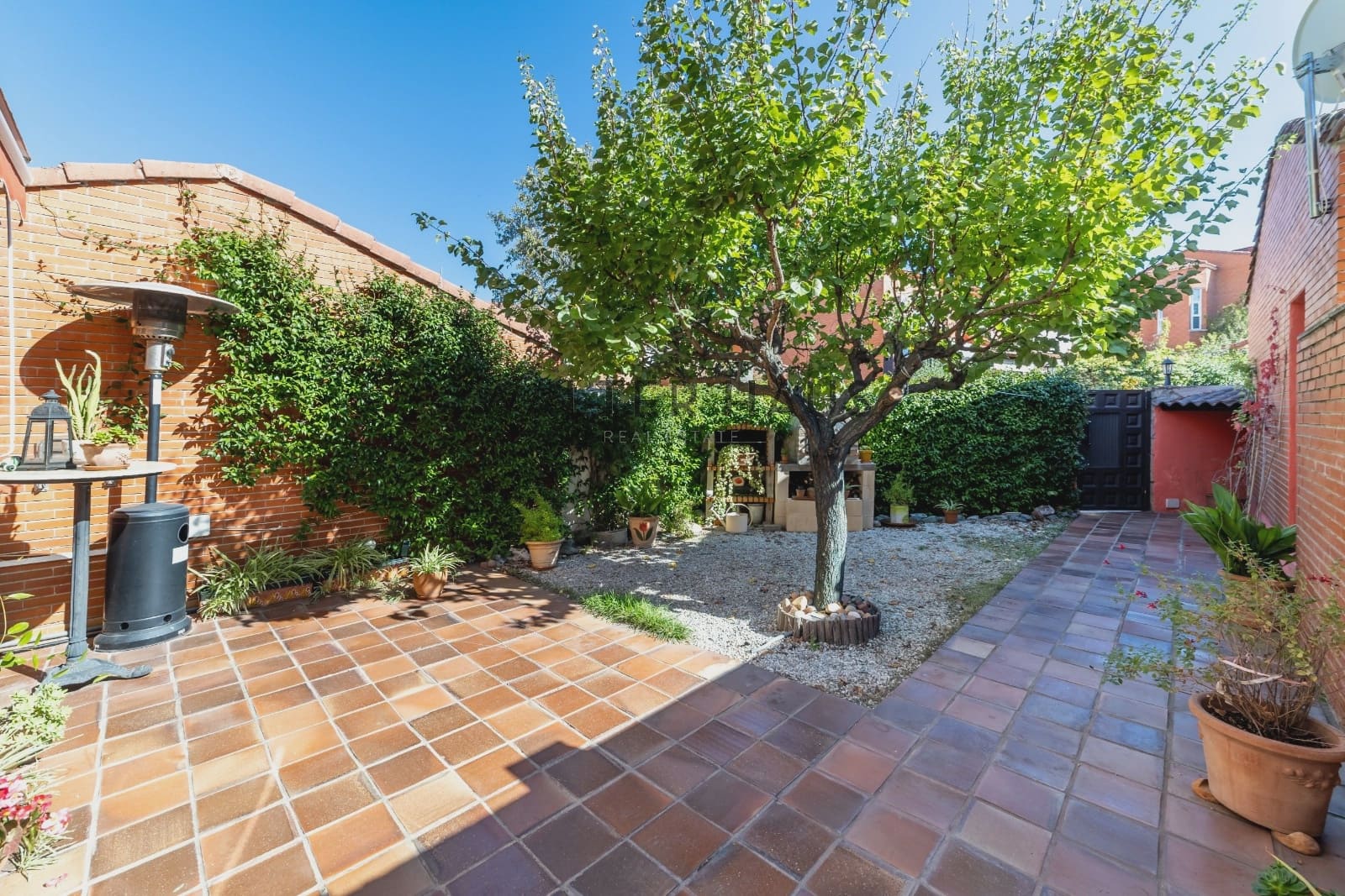 3 bedroom Villa for sale in Madrid city with pool garage - € 520,000 (Ref: 10165583)