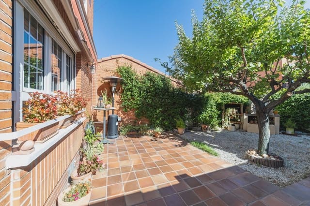 3 soveværelse Villa til salg i Madrid by med swimmingpool garage - € 520.000 (Ref: 10165583)