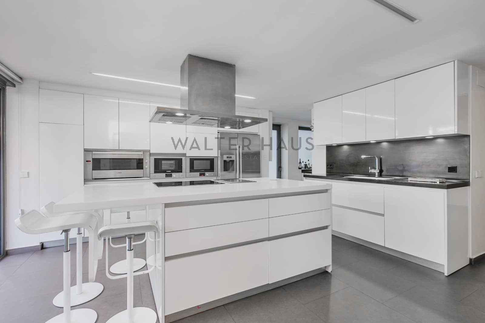 8 bedroom Villa for sale in Madrid city with pool garage - € 4,500,000 (Ref: 8035378)