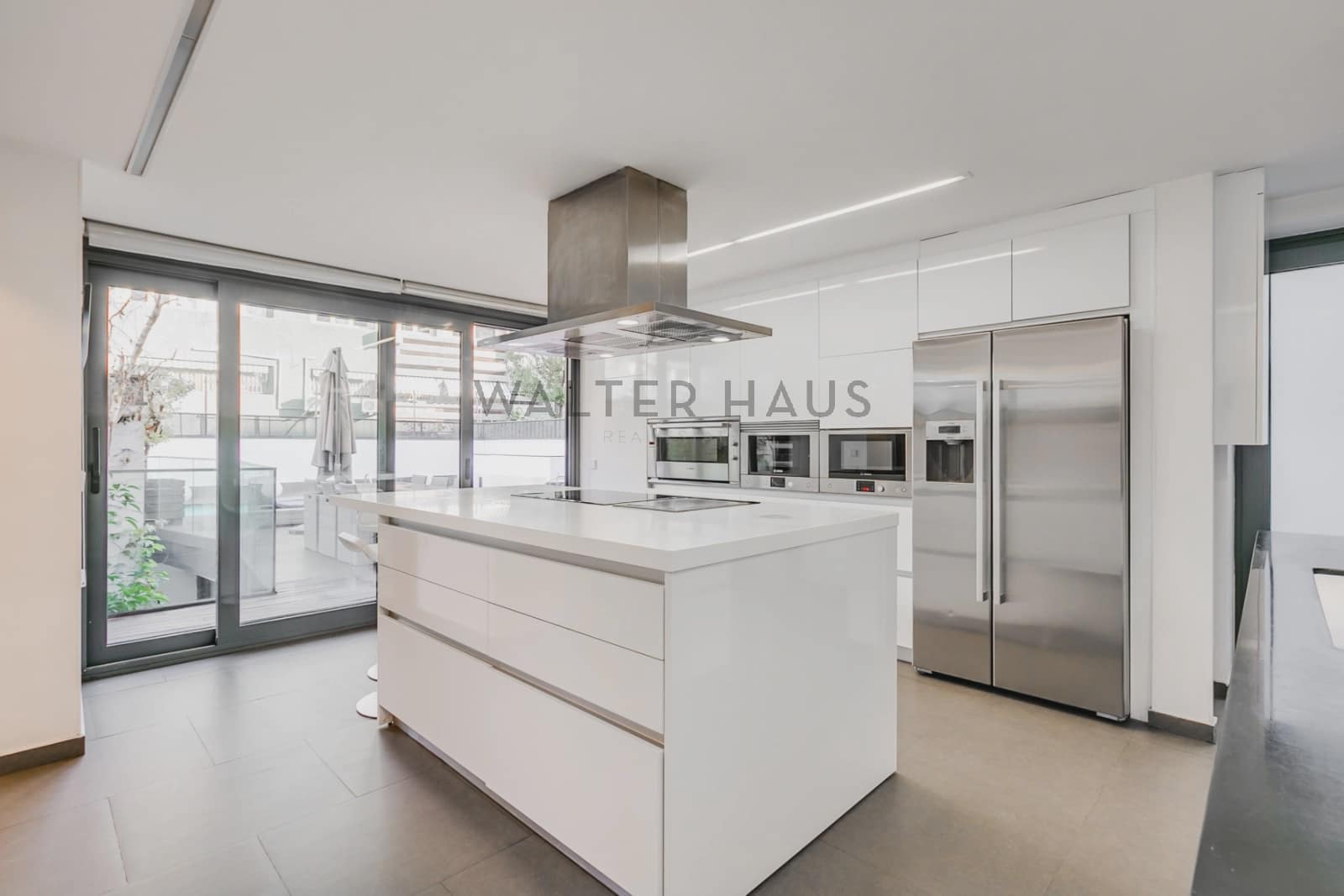 8 bedroom Villa for sale in Madrid city with pool garage - € 4,500,000 (Ref: 8035378)