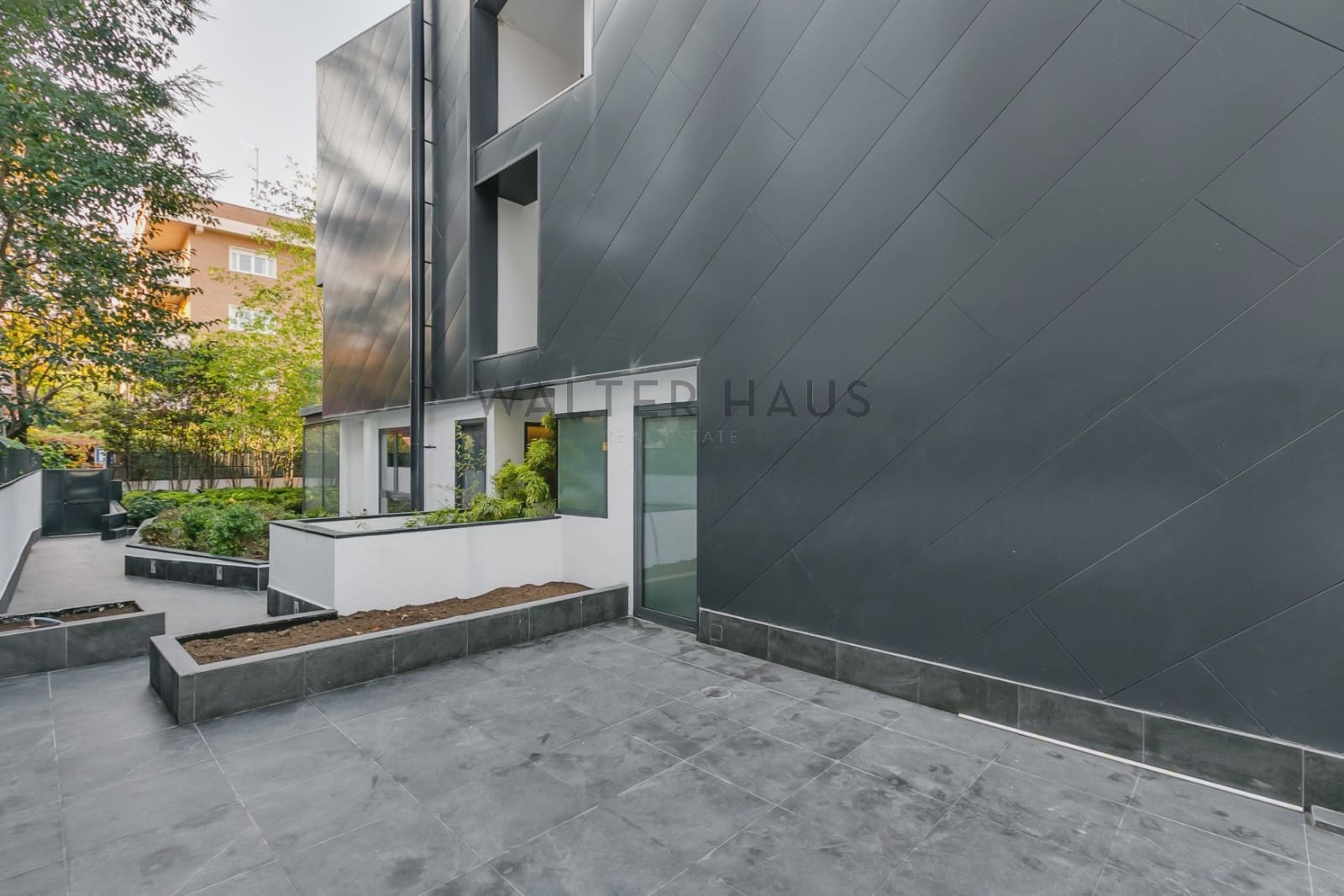 8 bedroom Villa for sale in Madrid city with pool garage - € 4,500,000 (Ref: 8035378)