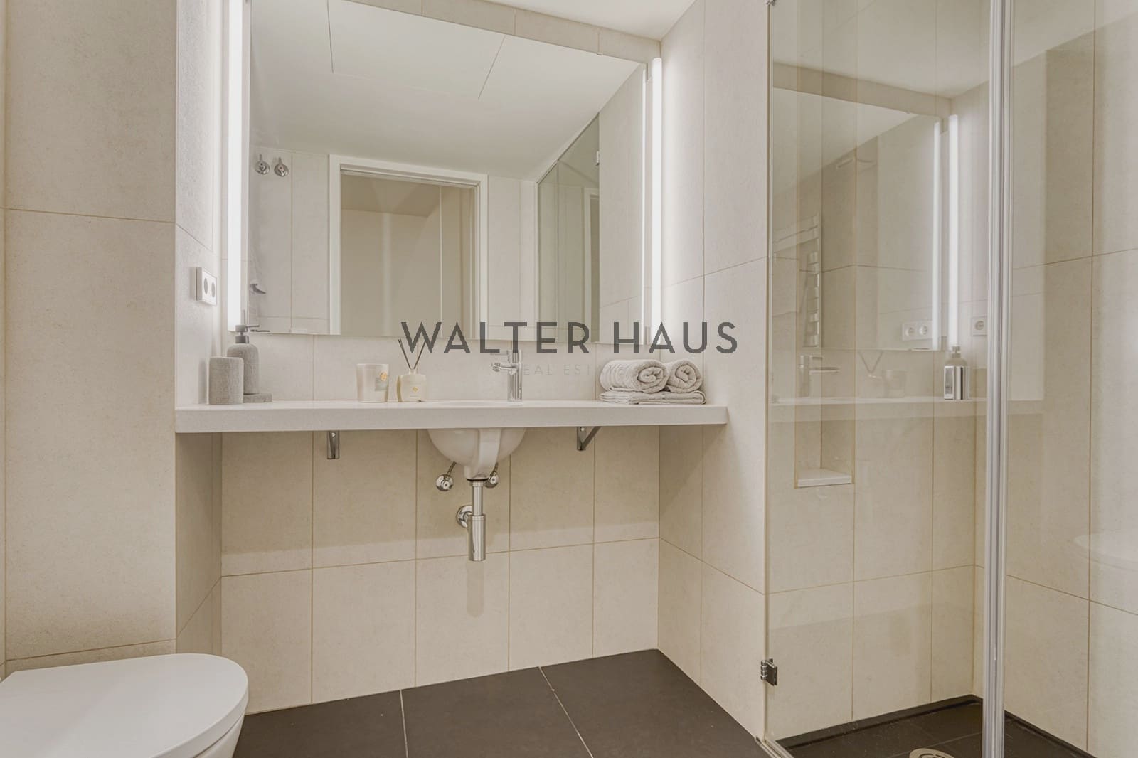 3 bedroom Apartment for sale in Barcelona city - € 2,158,000 (Ref: 8383603)