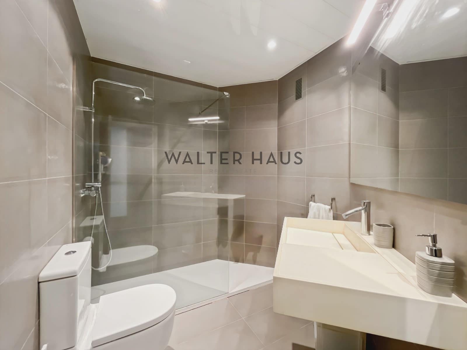 3 slaapkamer Flat te huur in Barcelona stad - € 2.600 (Ref: 8524628)