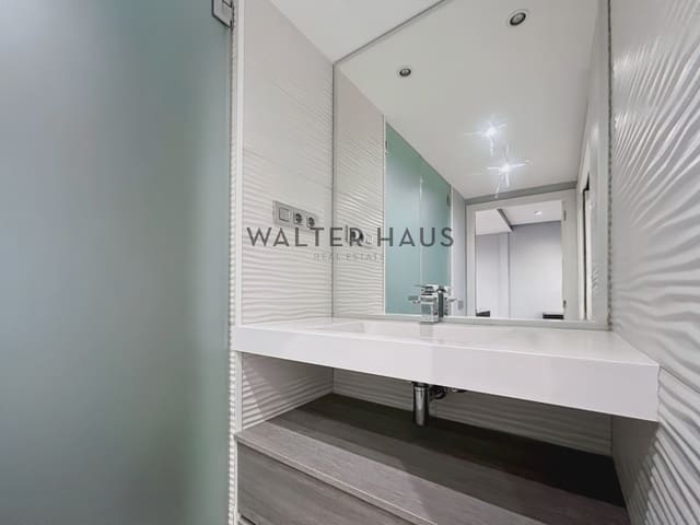 2 bedroom Penthouse for rent in Sants - Badal, Barcelona city - € 2,000 (Ref: 8553062)