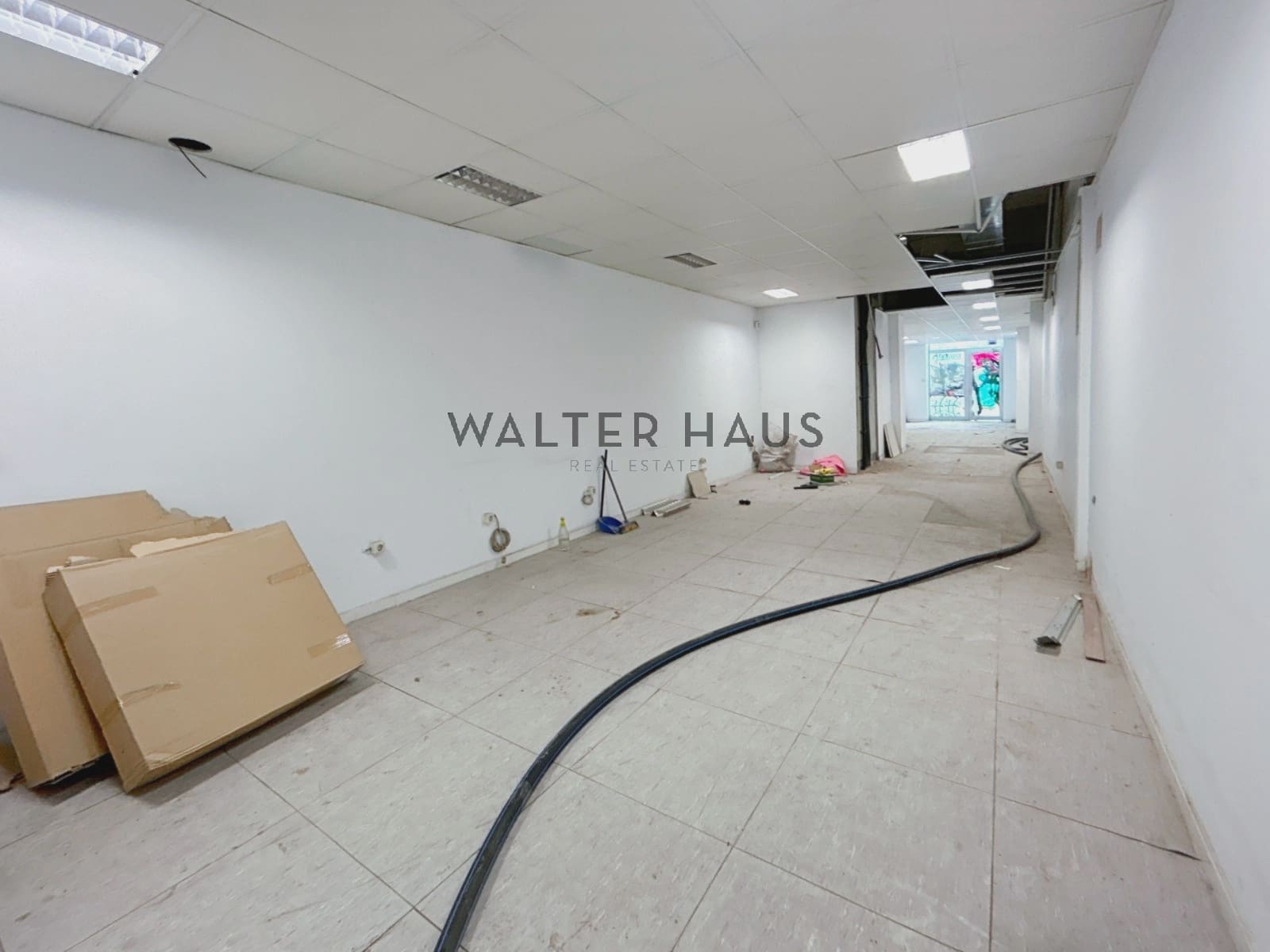 Commercial for rent in Barcelona city - € 2,400 (Ref: 8560540)