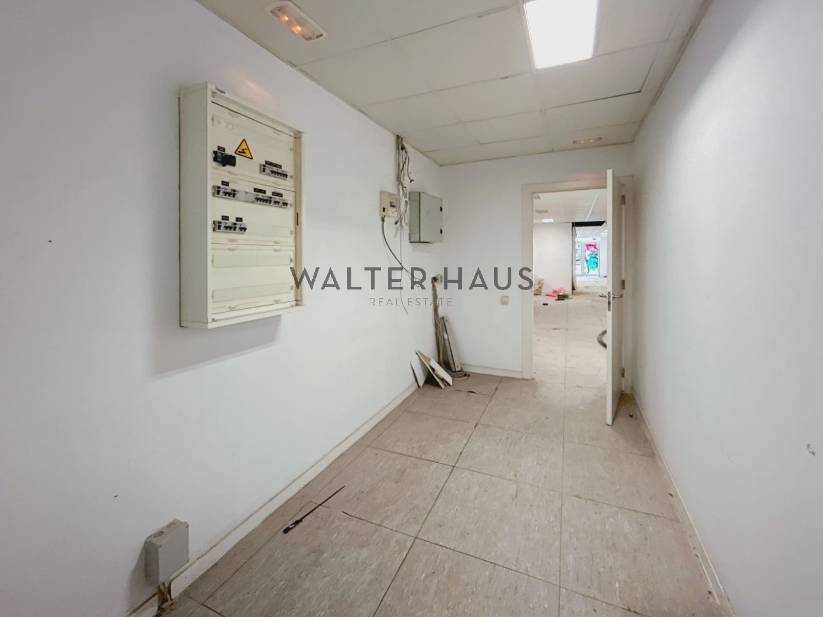 Commercial for rent in Barcelona city - € 2,400 (Ref: 8560540)