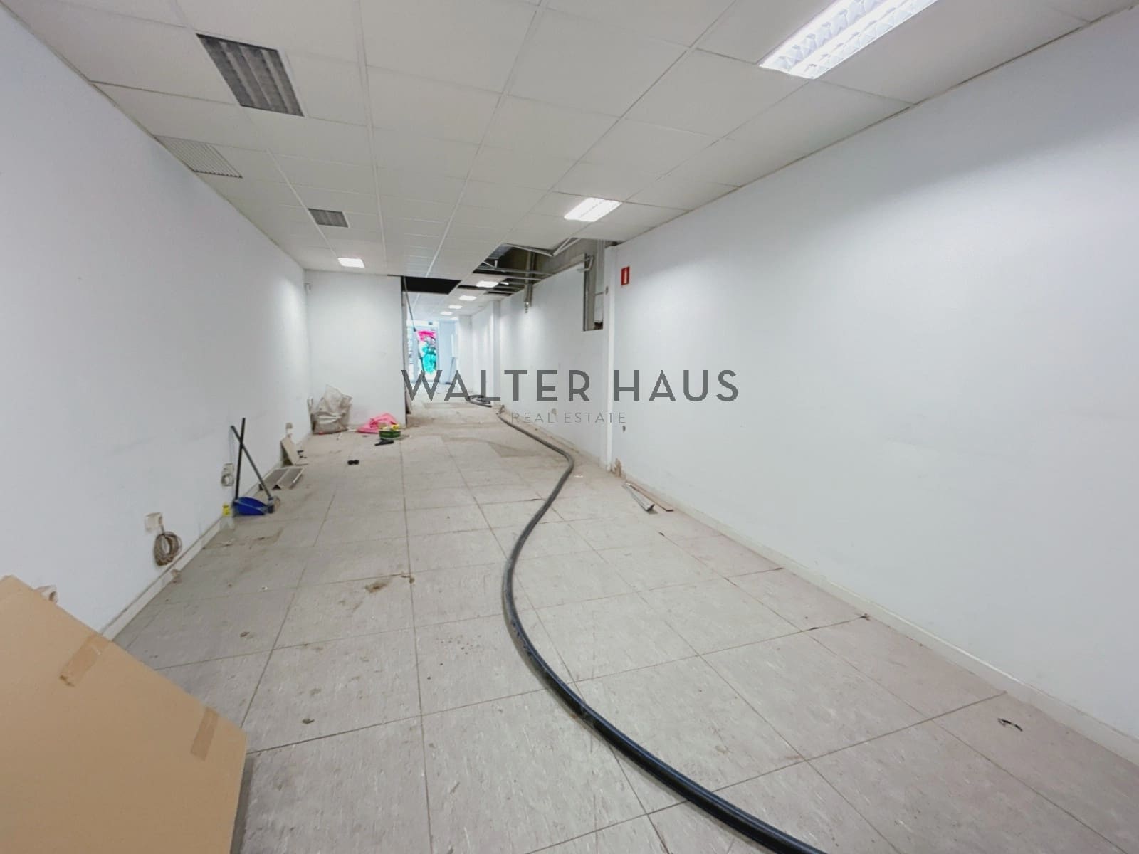 Commercial for rent in Barcelona city - € 2,400 (Ref: 8560540)