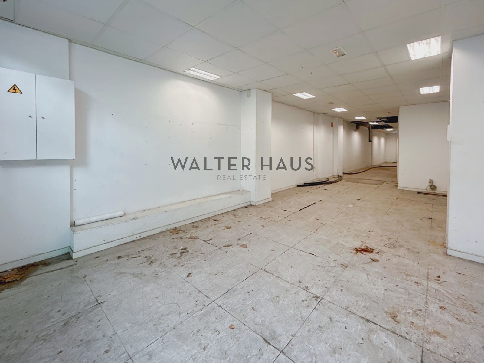 Commercial for rent in Barcelona city - € 2,400 (Ref: 8560540)