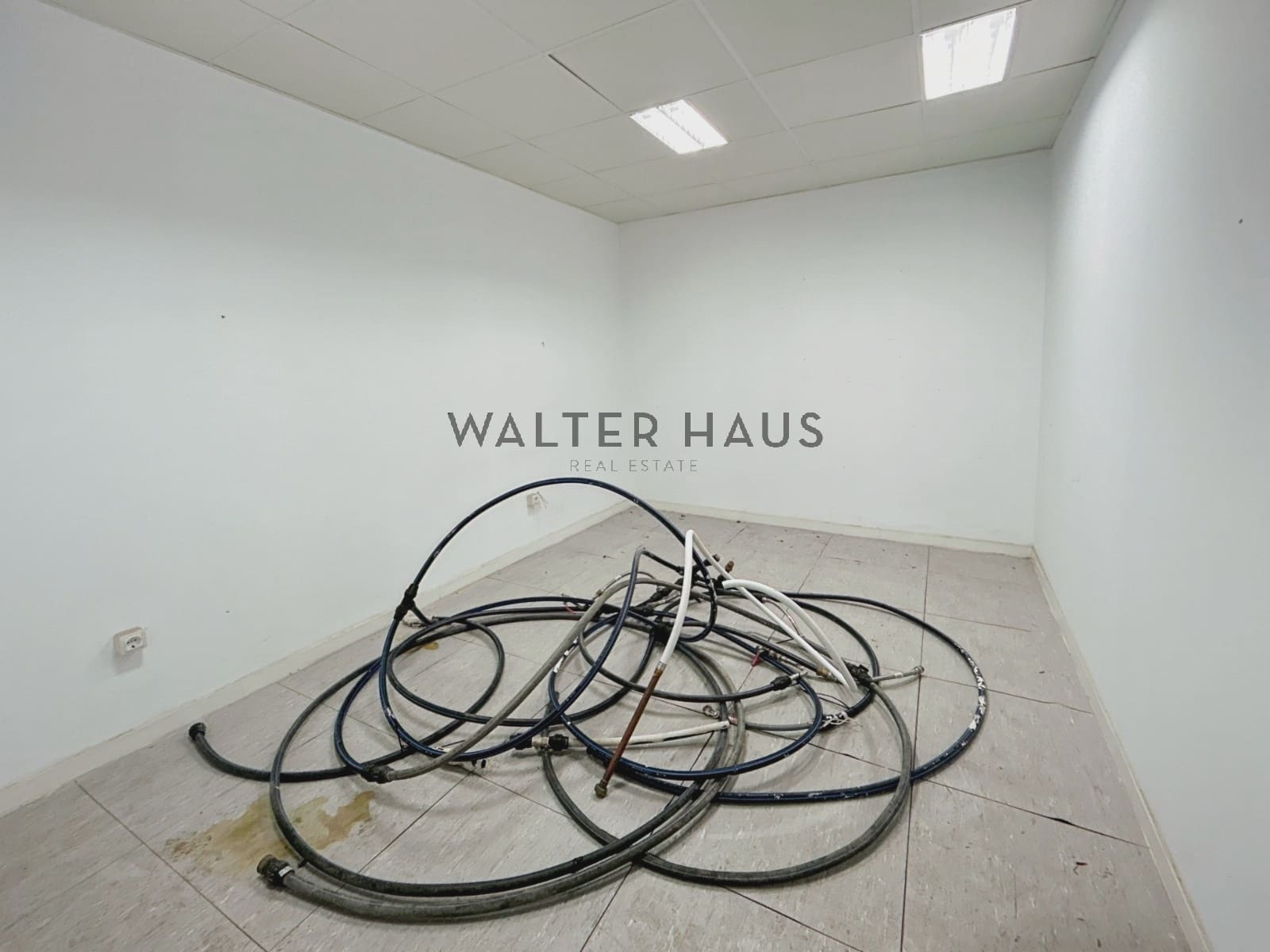 Commercial for rent in Barcelona city - € 2,400 (Ref: 8560540)