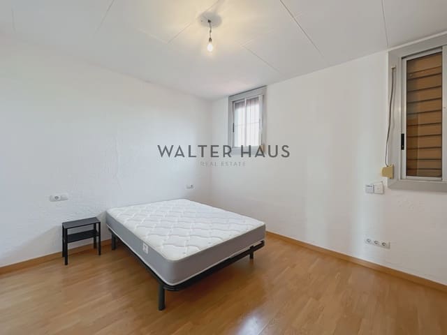 2 bedroom Penthouse for rent in Sants, Barcelona city - € 1,350 (Ref: 8560547)