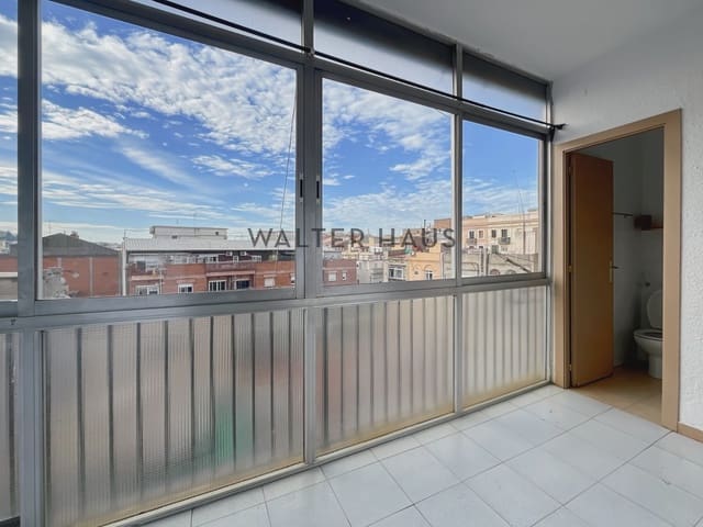 2 bedroom Penthouse for rent in Sants, Barcelona city - € 1,350 (Ref: 8560547)