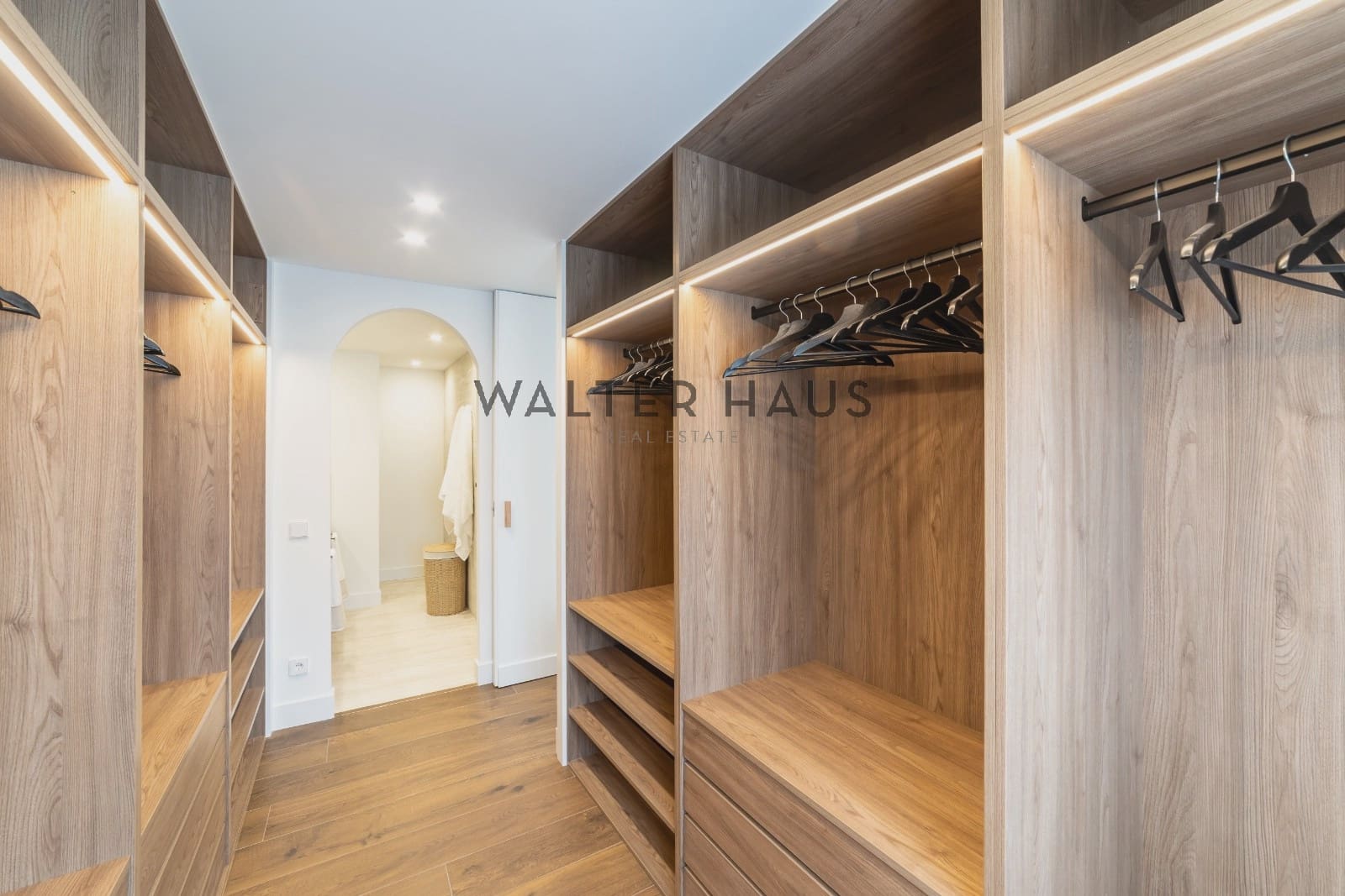 4 quarto Apartamento para arrendar em Madrid cidade com piscina - 6 500 € (Ref: 8613928)