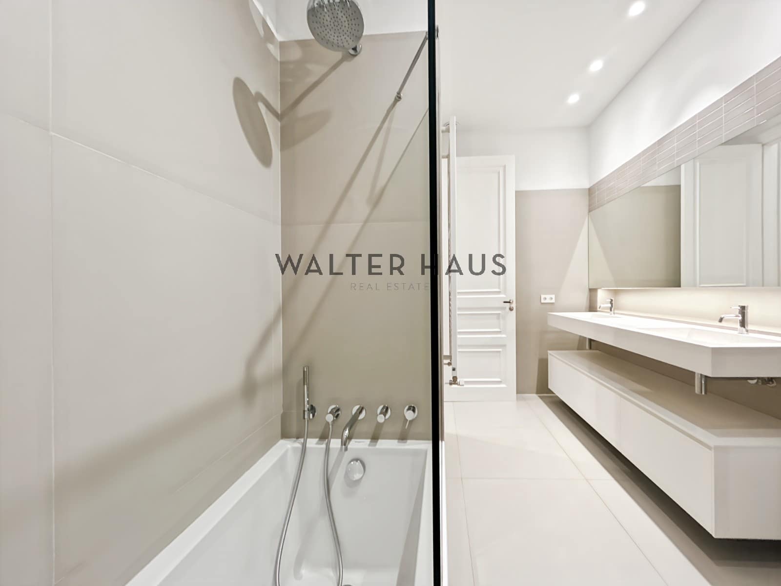 3 sovrum Lägenhet att hyra i Barcelona stad - 9 000 € (Ref: 8703416)