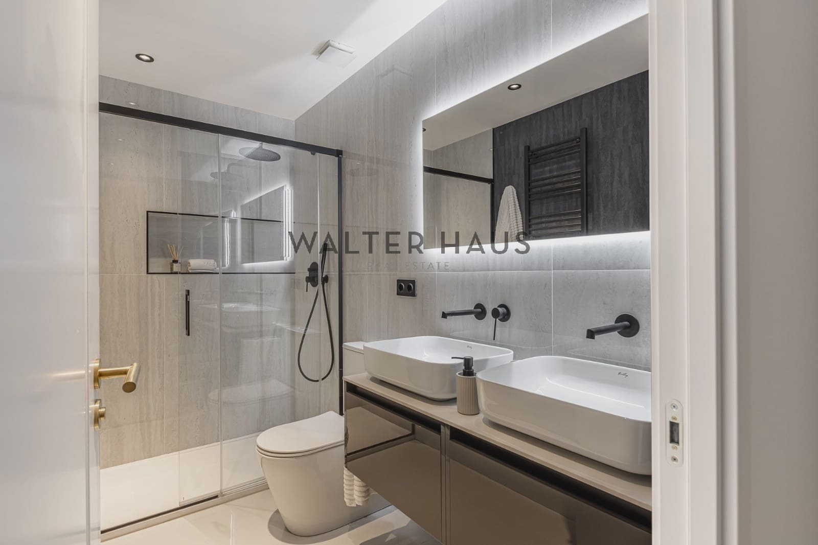 3 soveværelse Lejlighed til salg i Madrid by - € 1.900.000 (Ref: 9050460)