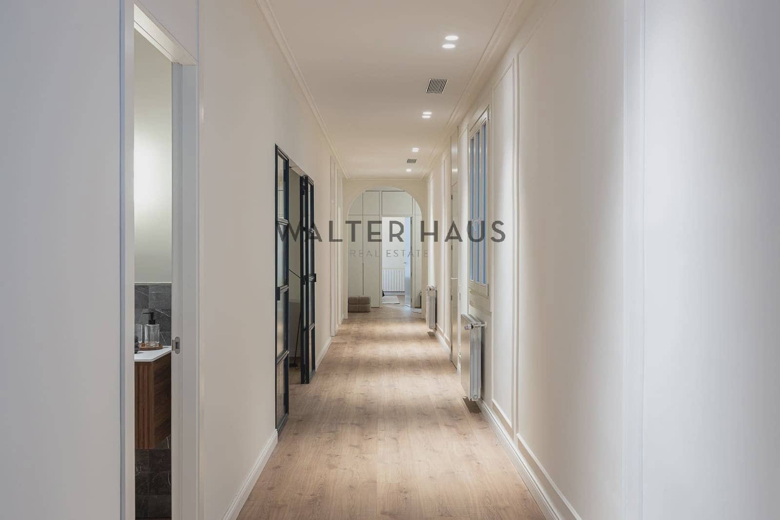 4 slaapkamer Flat te koop in Barcelona stad - € 1.985.000 (Ref: 9111612)