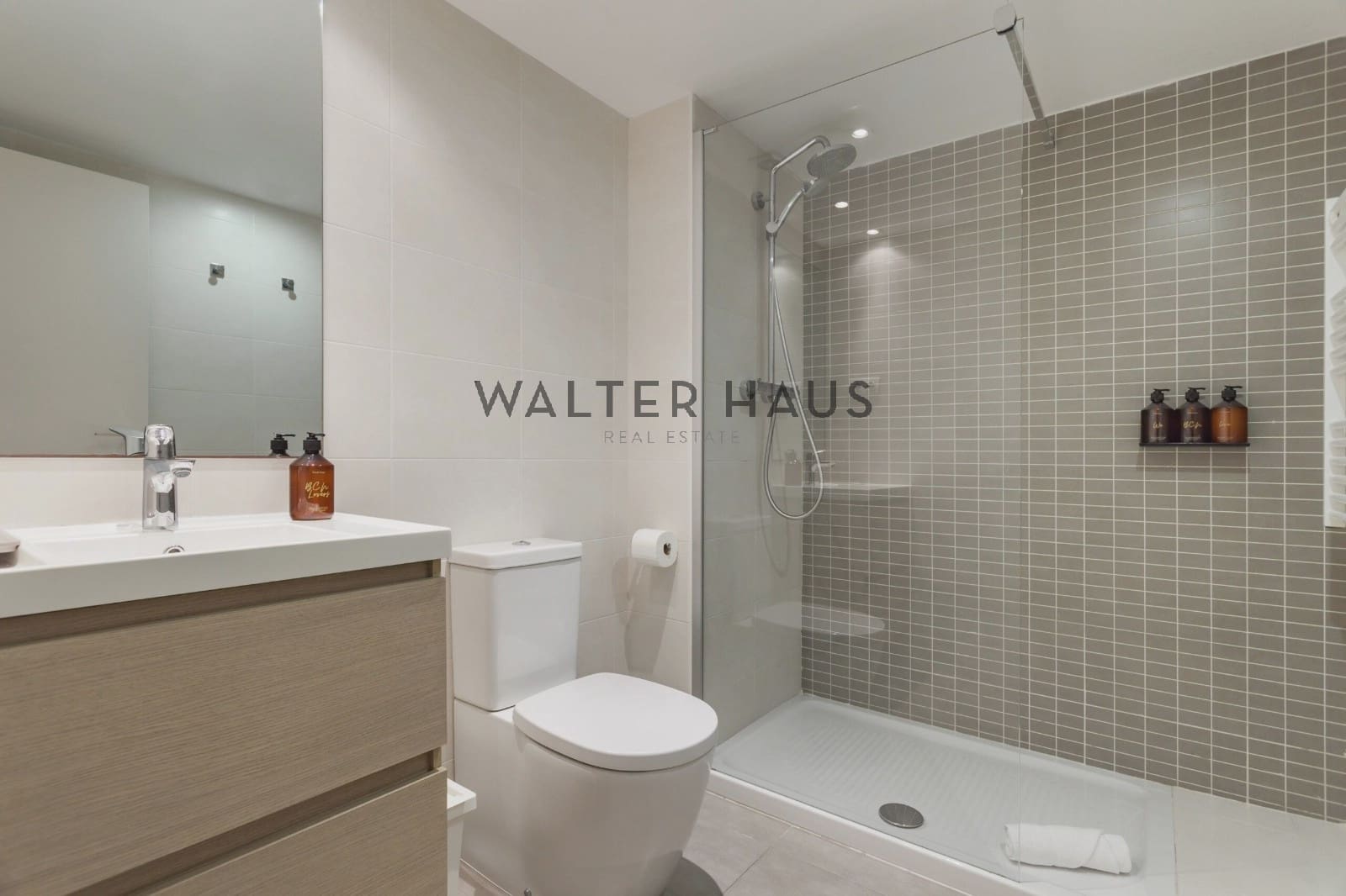 2 soveværelse Lejlighed til salg i Barcelona by med swimmingpool - € 590.000 (Ref: 9199673)