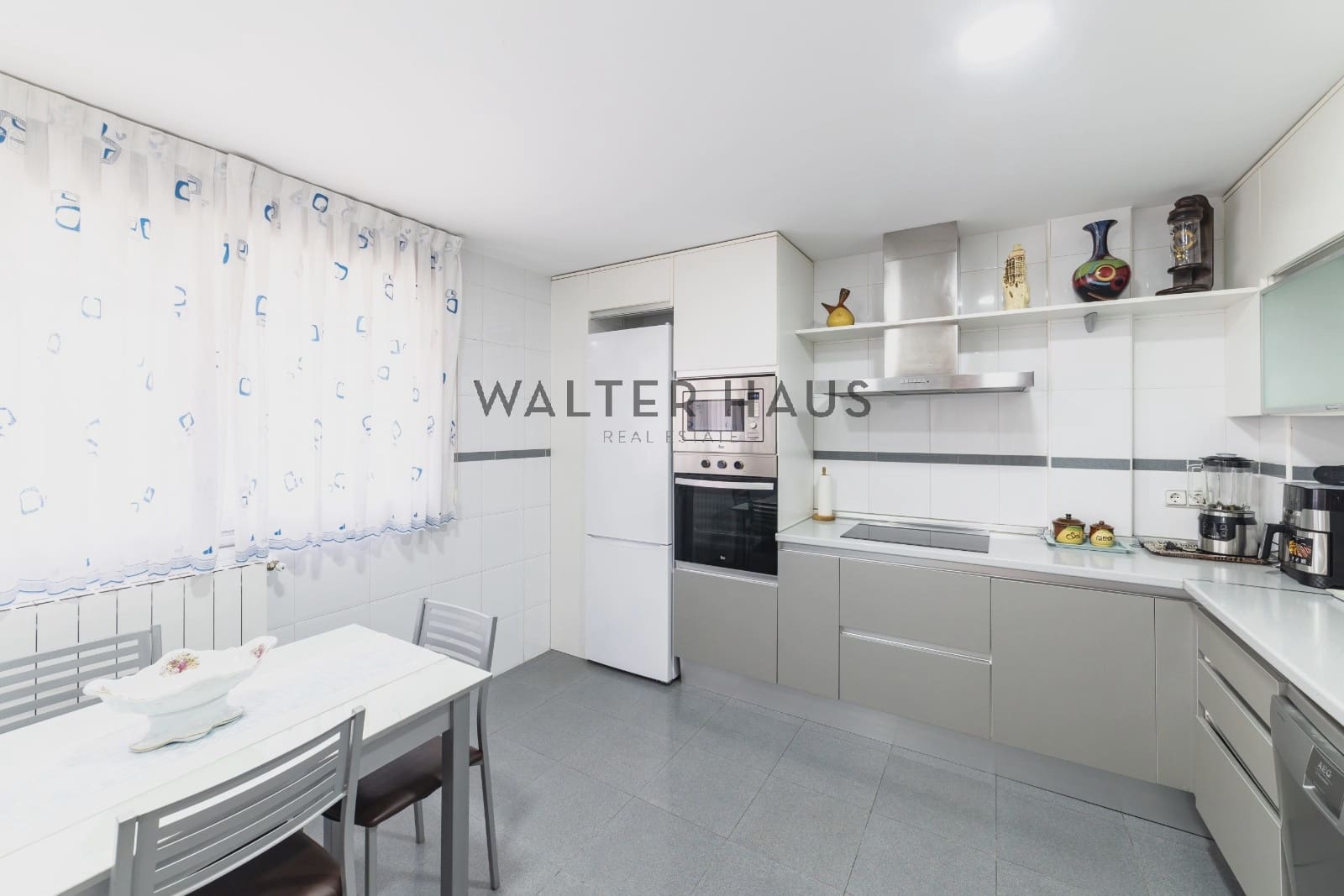 4 slaapkamer Villa te koop in Torrejon de Ardoz met zwembad - € 815.000 (Ref: 9207981)