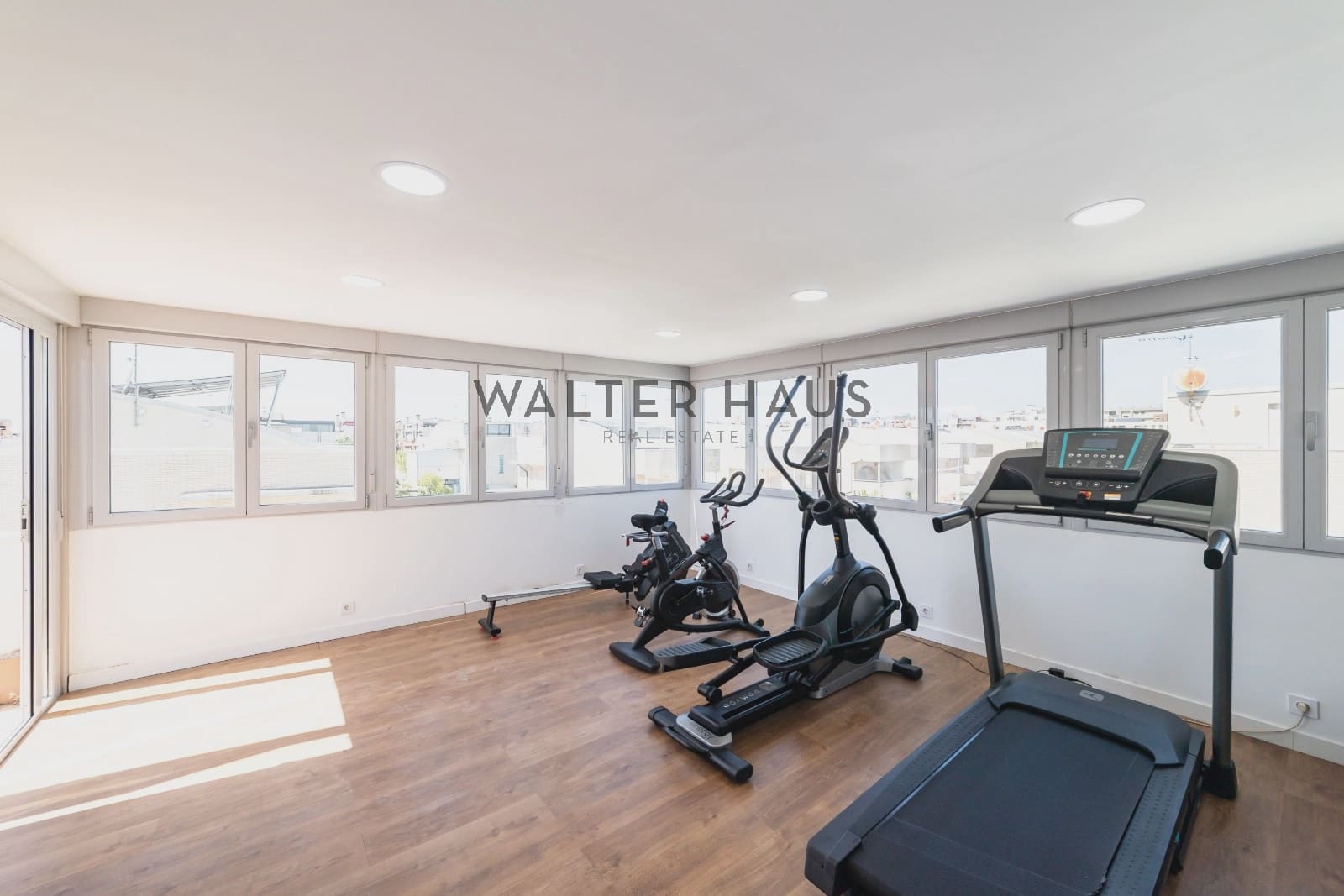 4 slaapkamer Villa te koop in Torrejon de Ardoz met zwembad - € 815.000 (Ref: 9207981)