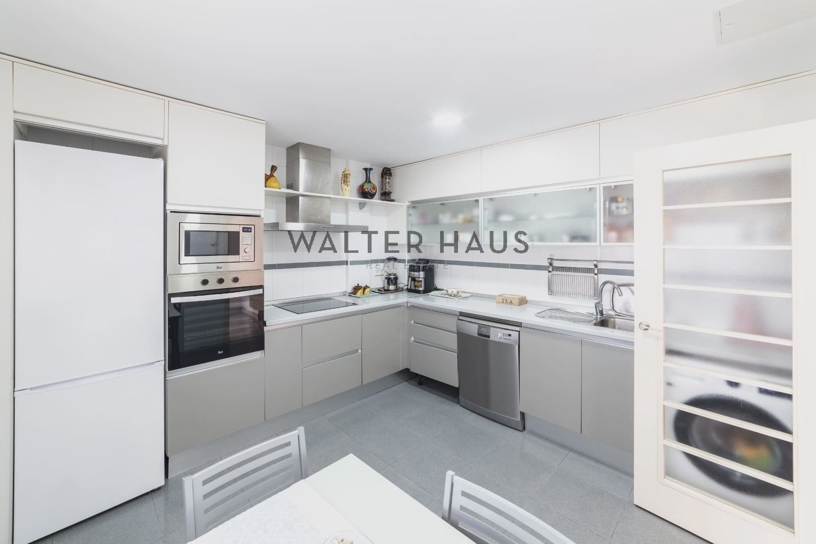 4 slaapkamer Villa te koop in Torrejon de Ardoz met zwembad - € 815.000 (Ref: 9207981)