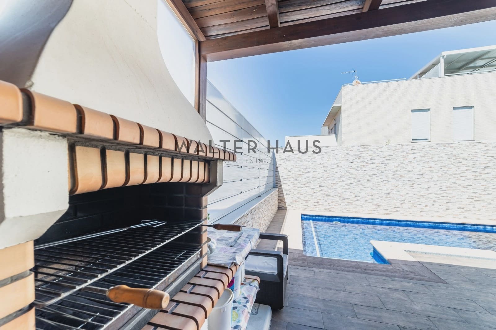 4 slaapkamer Villa te koop in Torrejon de Ardoz met zwembad - € 815.000 (Ref: 9207981)