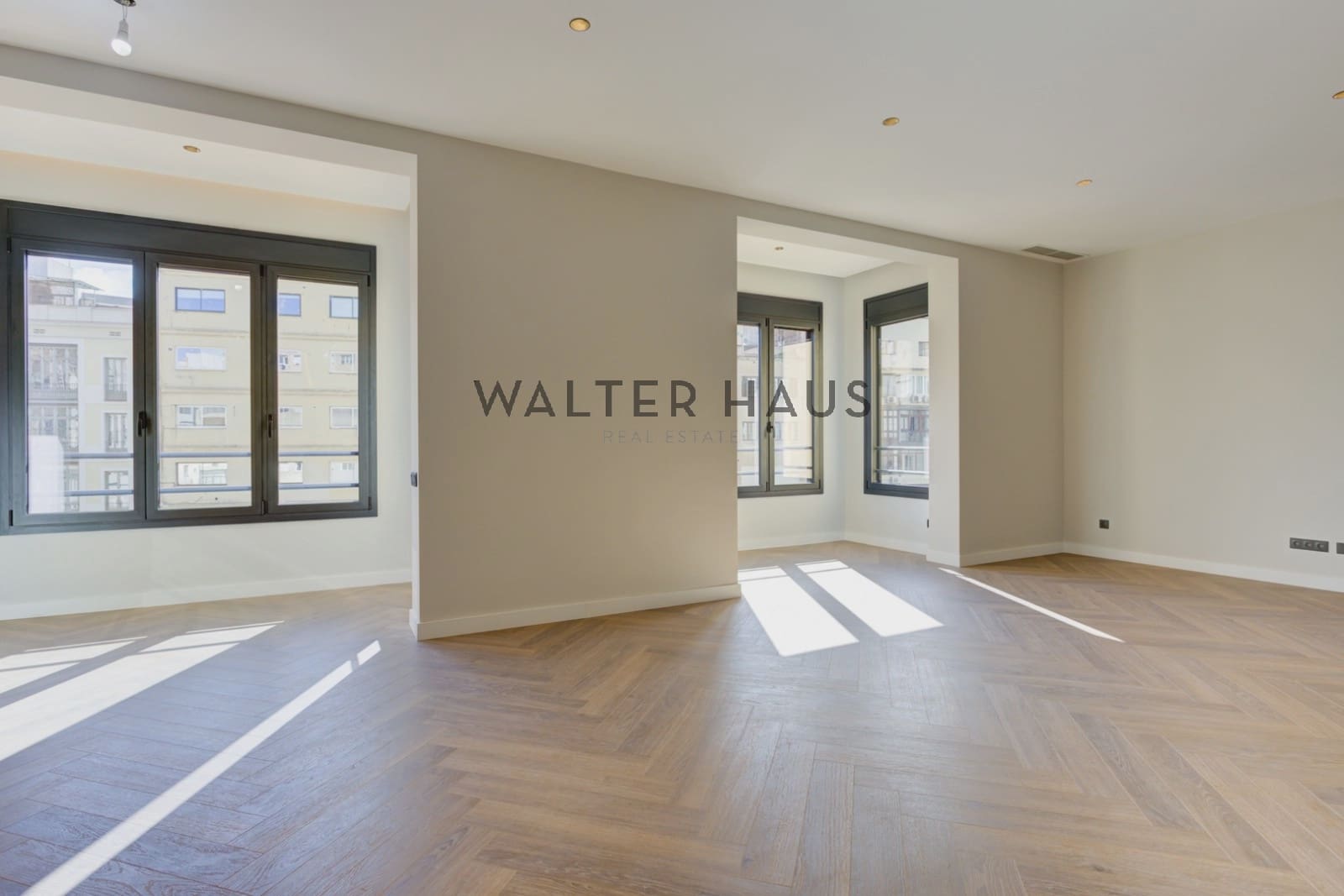 3 bedroom Flat for sale in Barcelona city - € 1,180,000 (Ref: 9352841)