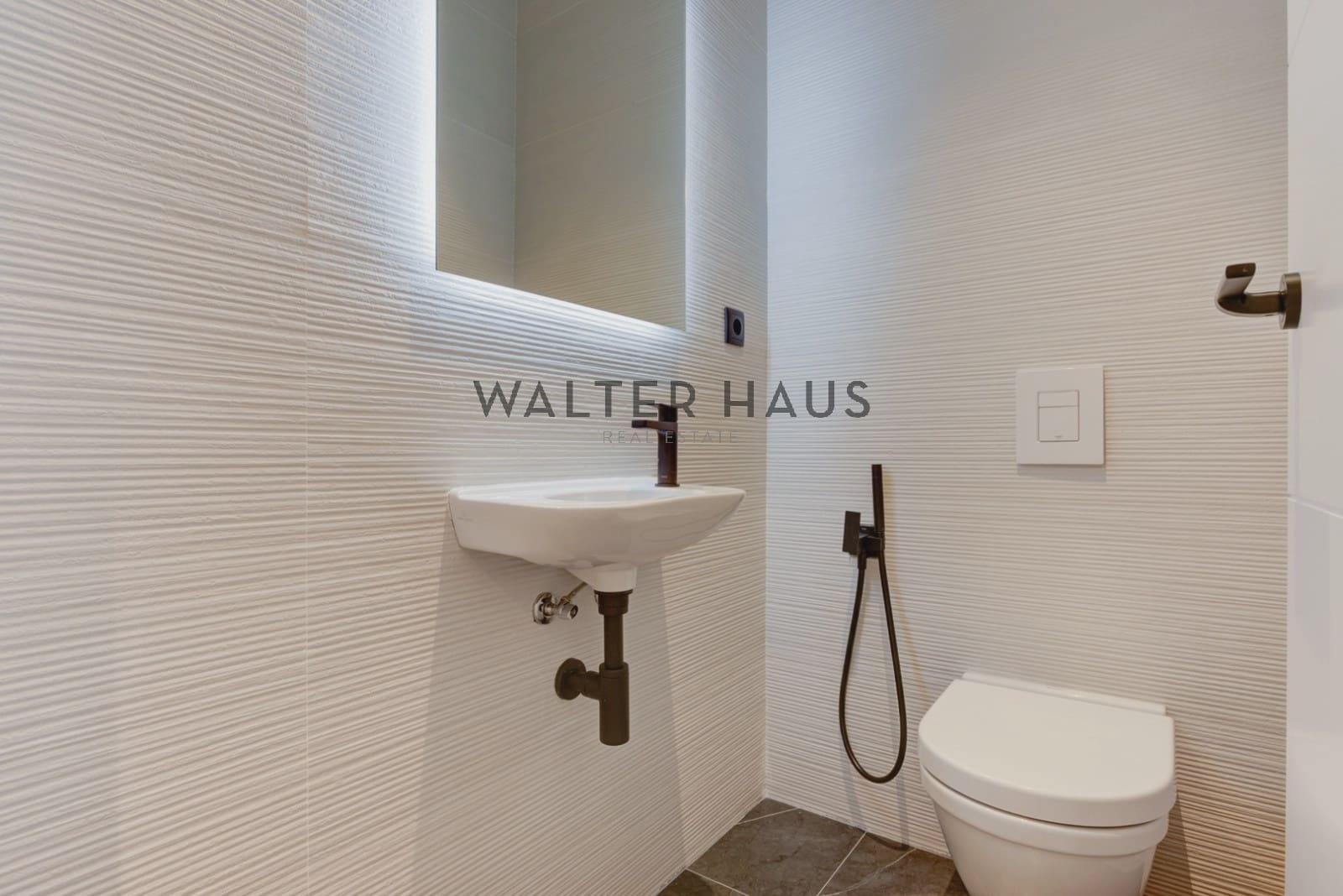 3 bedroom Flat for sale in Barcelona city - € 1,180,000 (Ref: 9352841)