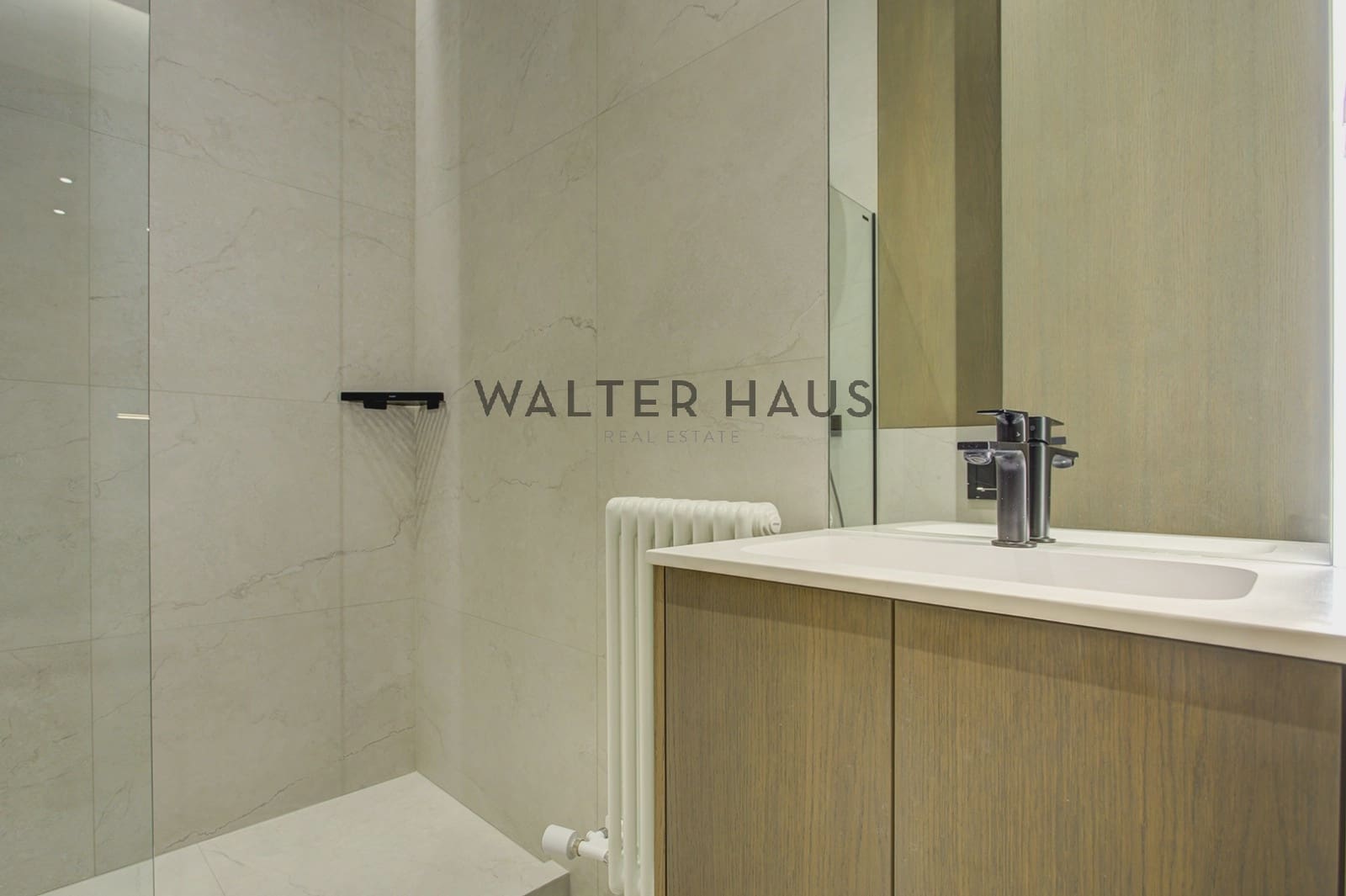 2 bedroom Flat for sale in Barcelona city with pool - € 1,150,000 (Ref: 9500400)