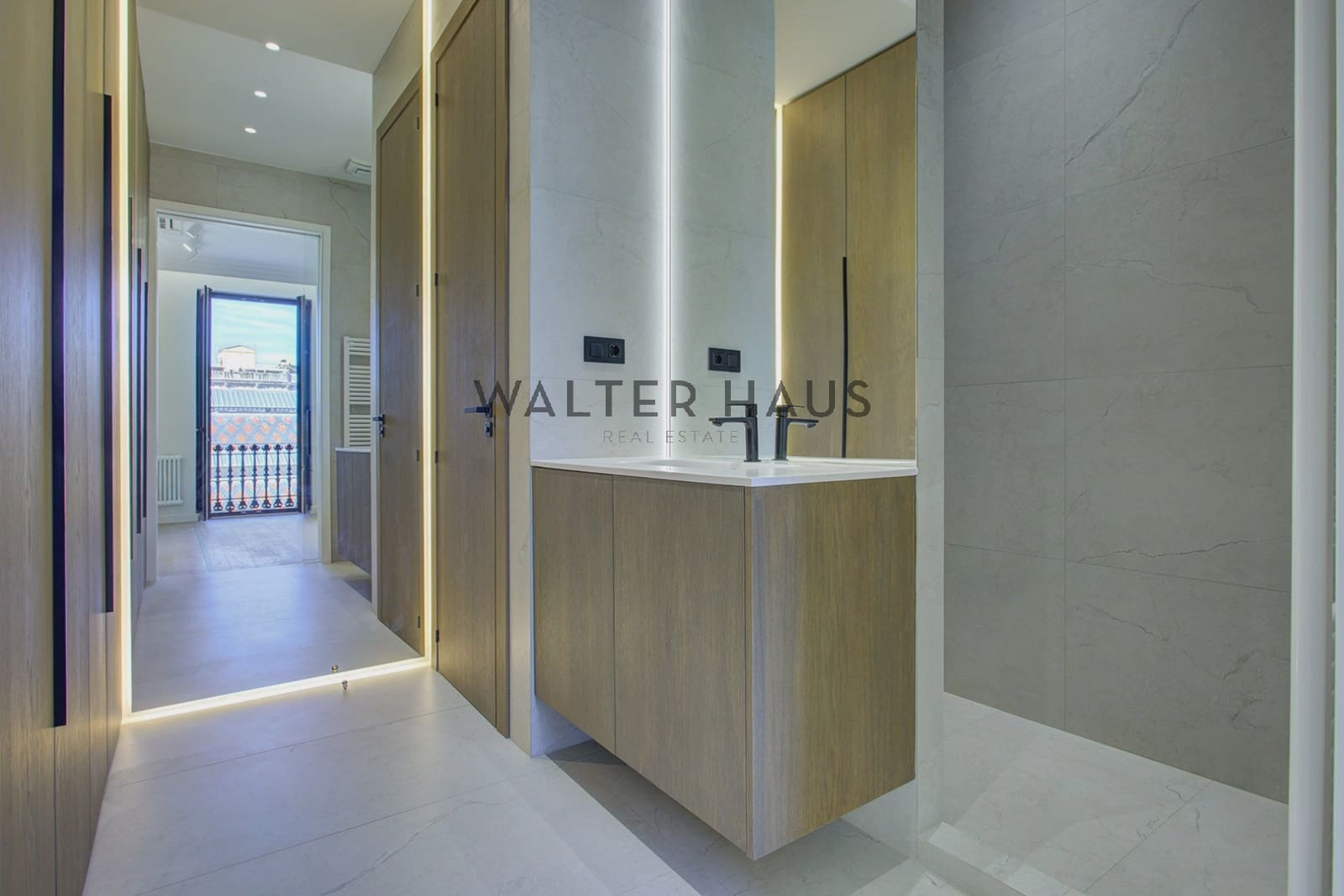 2 bedroom Flat for sale in Barcelona city with pool - € 1,150,000 (Ref: 9500400)