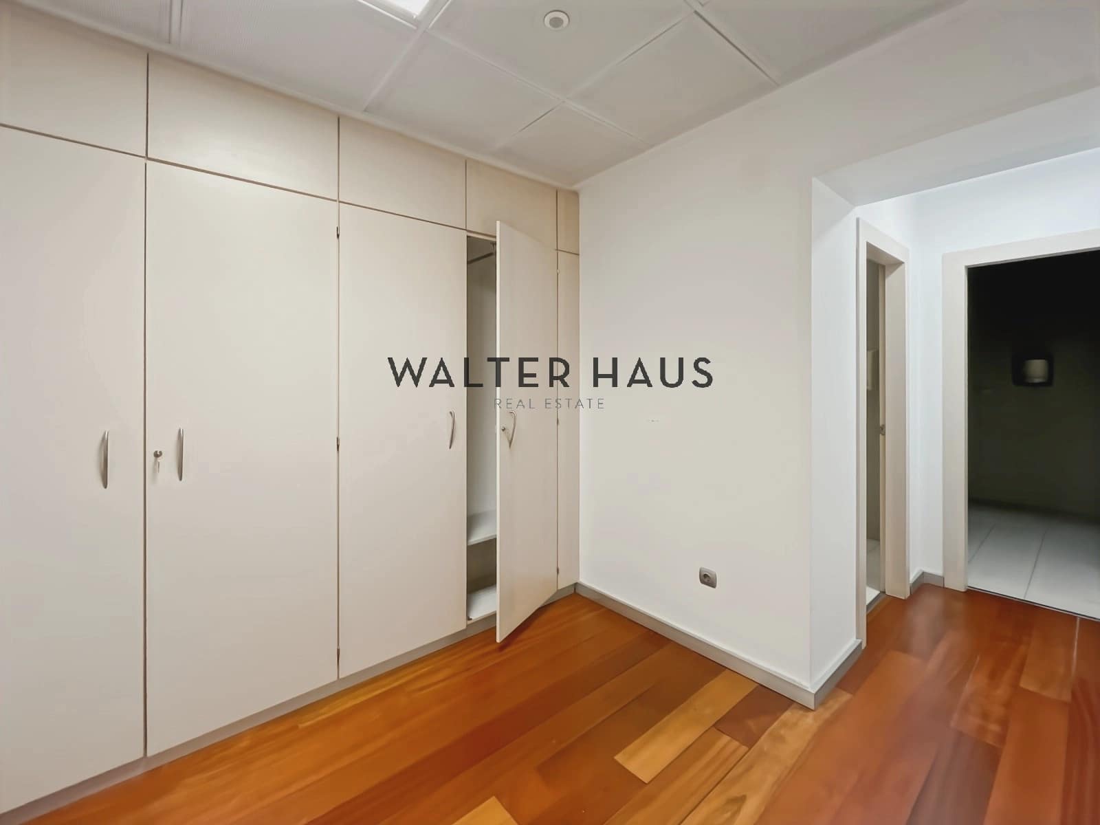 Commercial for sale in Barcelona city - € 1,650,000 (Ref: 9760105)