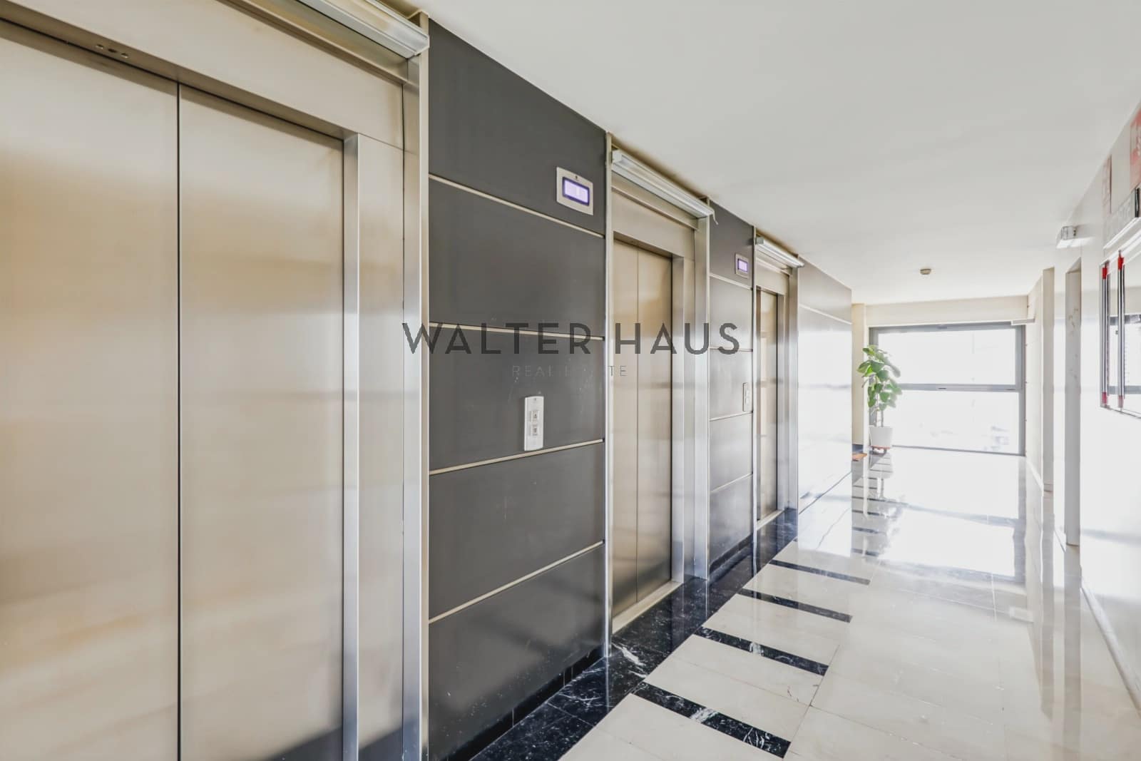 3 slaapkamer Flat te koop in Barcelona stad - € 1.370.000 (Ref: 9761402)