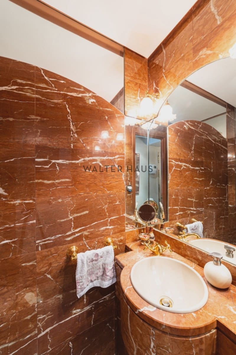 4 bedroom Flat for sale in Madrid city with garage - € 3,600,000 (Ref: 9782496)