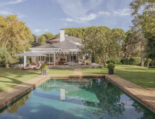 5 soveværelse Villa til leje i El Plantío, Madrid by med swimmingpool garage - € 30.000 (Ref: 9847684)