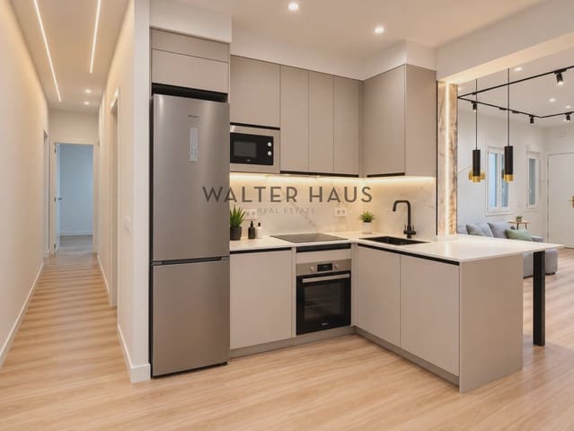 Appartement de 4 chambres à louer à Jerónimos, Madrid ville - 3 600 € (Ref: 9914846)