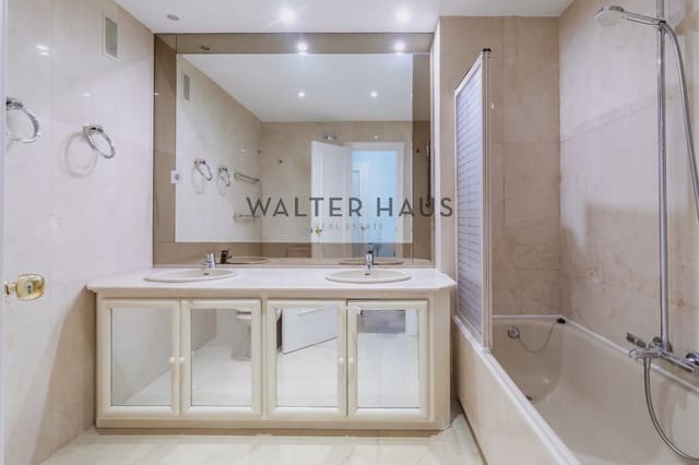 4 bedroom Flat for sale in Hispanoamérica, Madrid city - € 1,750,000 (Ref: 9996321)