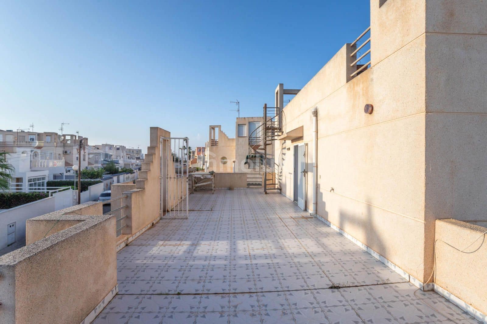 4 makuuhuone Huvila myytävänä paikassa Torrevieja mukana 
autotalli - 265 000 € (Ref: 9064103)