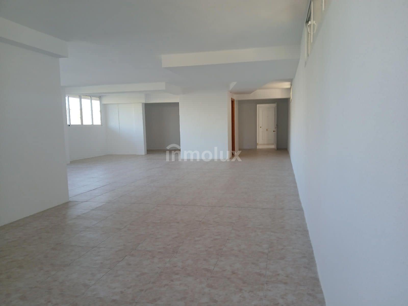 Kontor til leie i Alicante by med garasje - € 760 (Ref: 9064116)