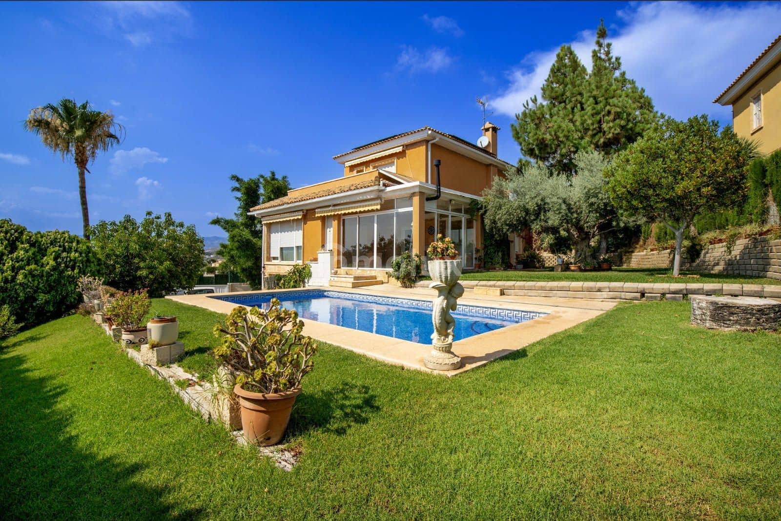 4 bedroom Villa for sale in Busot with pool garage - € 500,000 (Ref: 9127885)