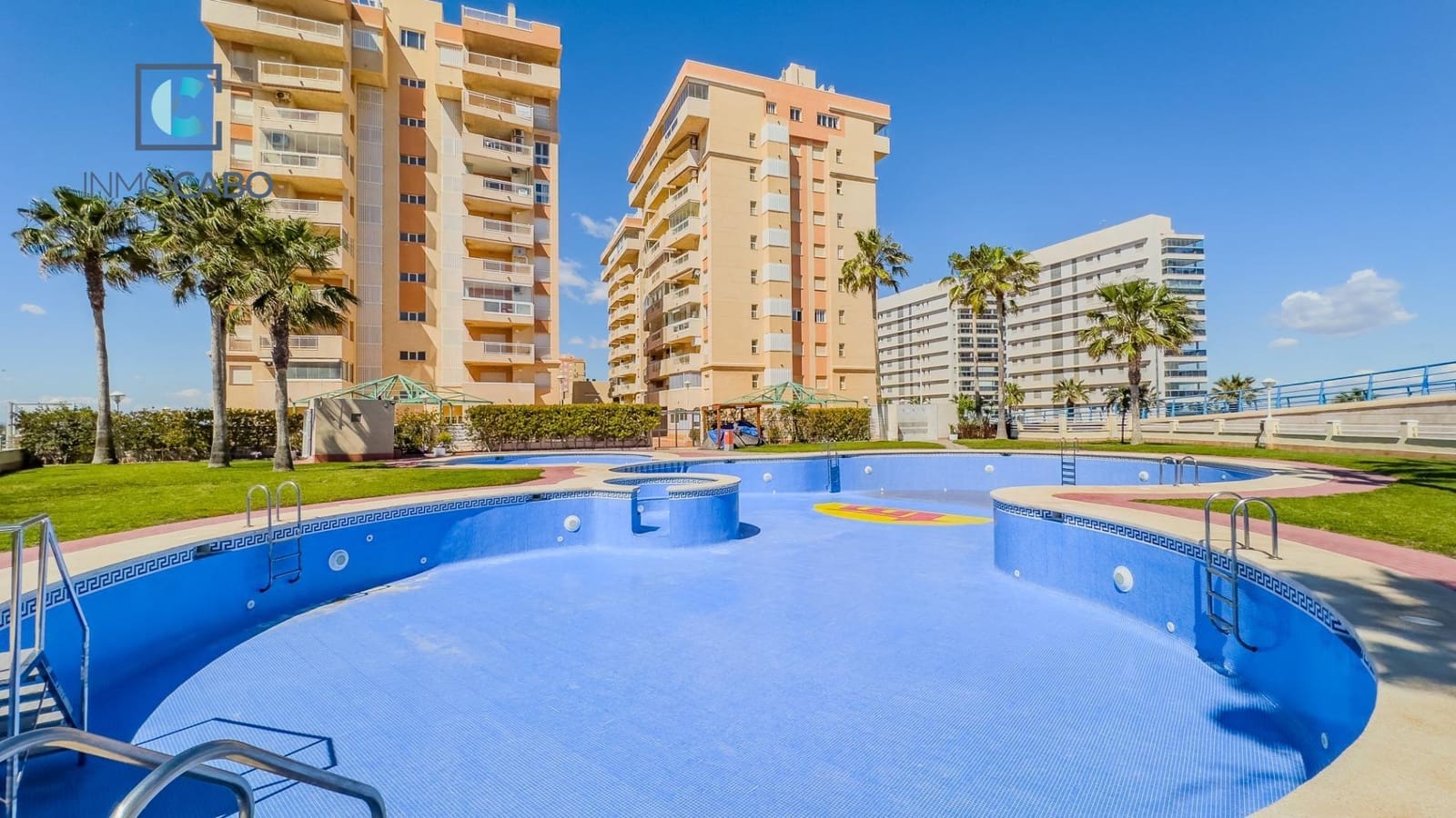 2 soverom Leilighet til salgs i La Manga del Mar Menor med svømmebasseng garasje - € 153 000 (Ref: 9200647)