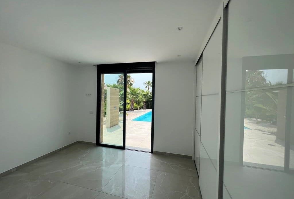 4 bedroom Villa for sale in Calpe / Calp with pool - € 1,125,000 (Ref: 10043879)
