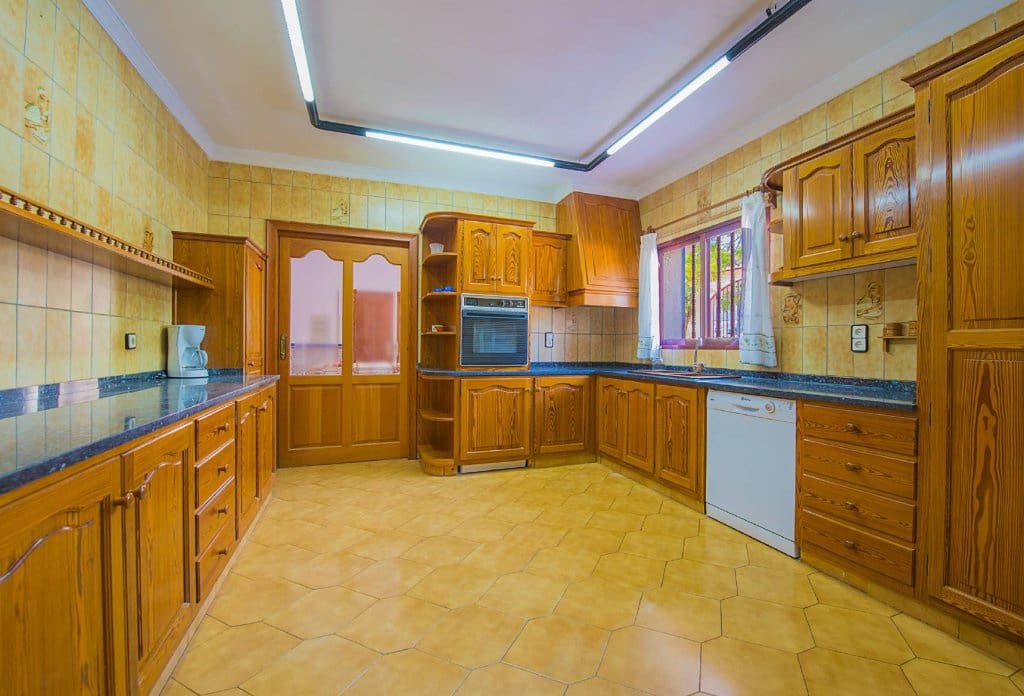 11 bedroom Villa for sale in Calpe / Calp with pool - € 950,000 (Ref: 10043919)