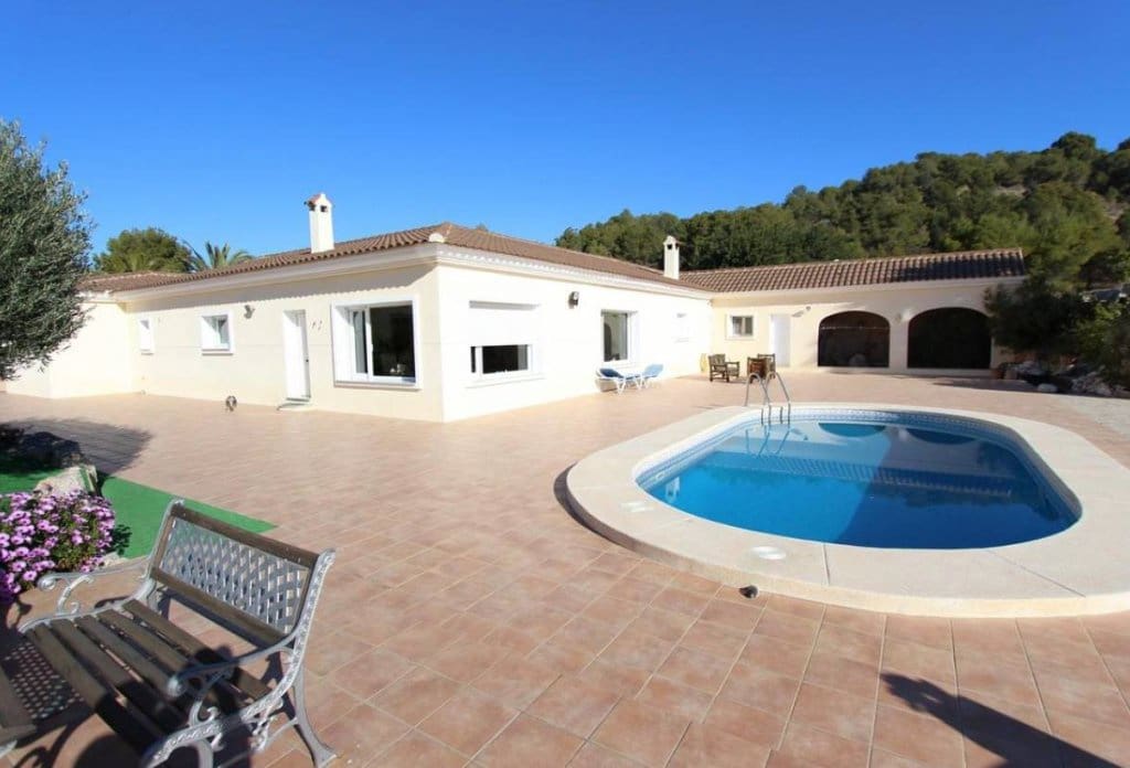 6 bedroom Villa for sale in Altea with pool - € 1,100,000 (Ref: 10079047)