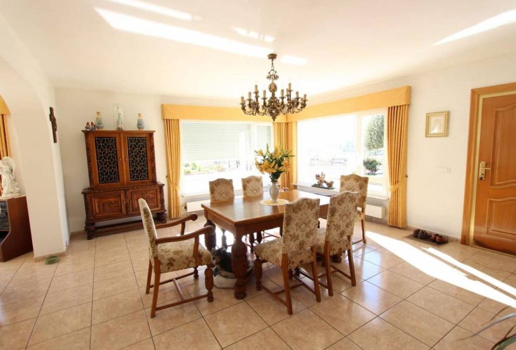 6 bedroom Villa for sale in Altea with pool - € 1,100,000 (Ref: 10079047)