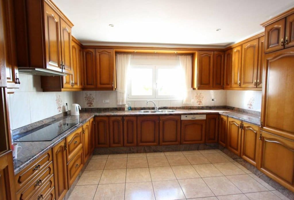 6 bedroom Villa for sale in Altea with pool - € 1,100,000 (Ref: 10079047)